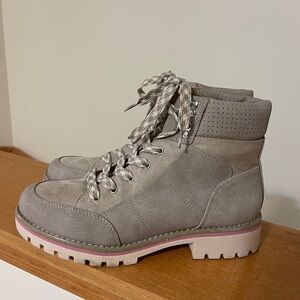 Stylish winter leather bootss